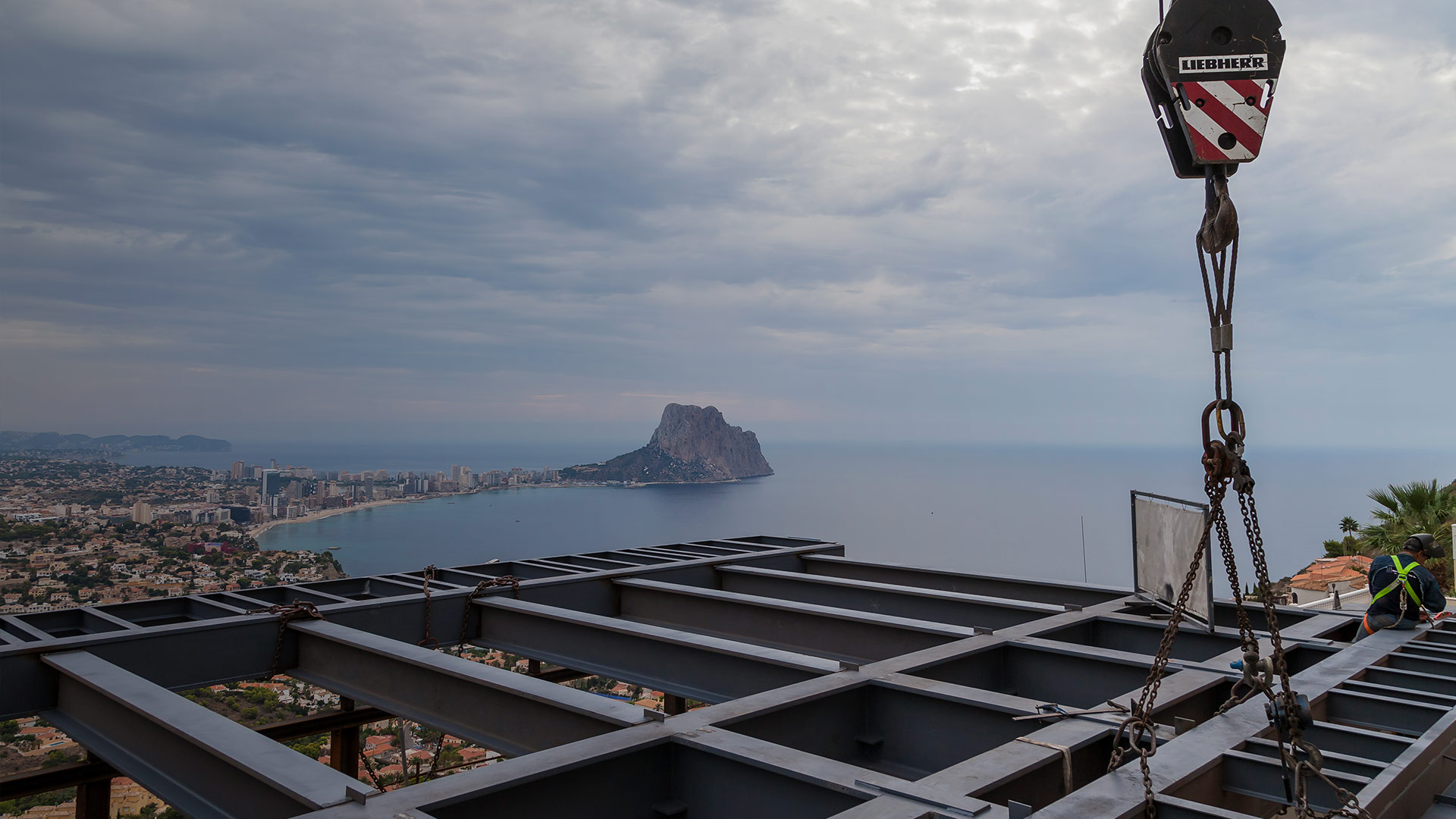 Vivienda unifamiliar en Calpe, Casa espejo de agua, ENE Construcción, constructora en España, Fran Silvestre Arquitectos